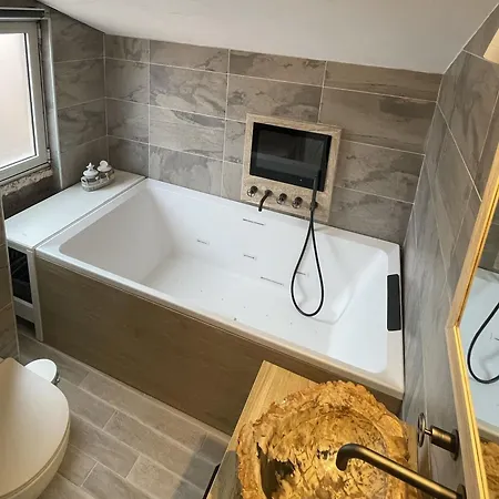 Holyday Luxury With Jacuzzi Tub *
